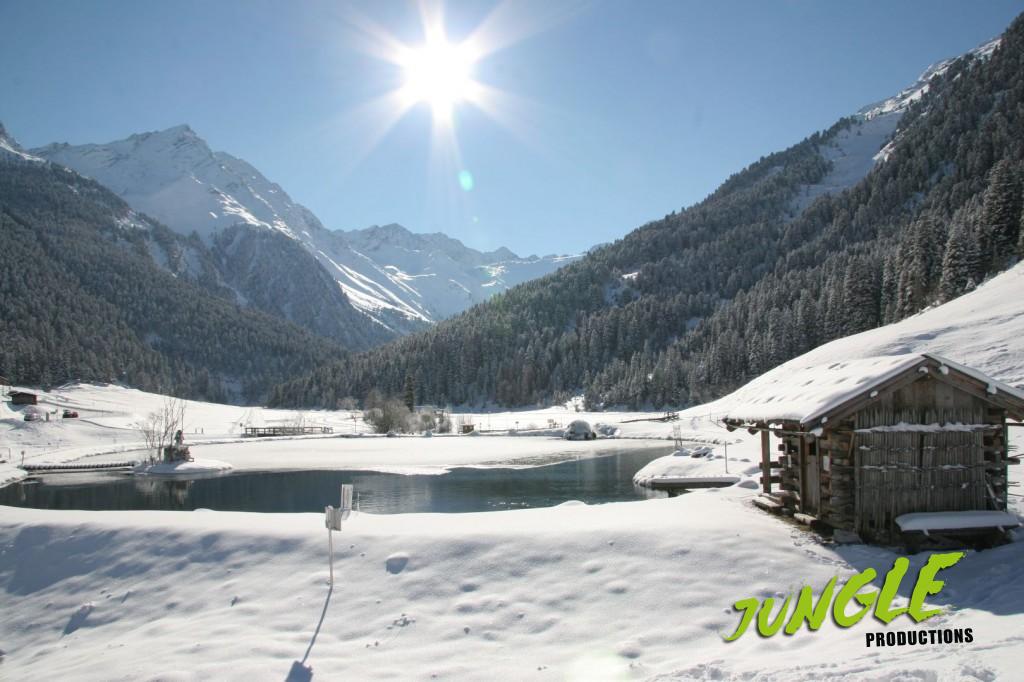 winterliche Traumlandschaft direkt neben der Strasse in Tirol